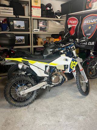 Moto Husqvarna FE 450 Enduro