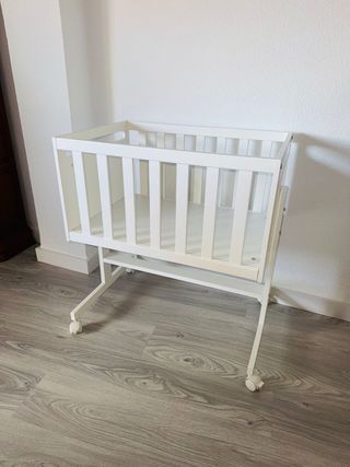 Minicuna blanca con ruedas