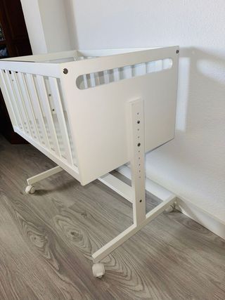 Minicuna blanca con ruedas