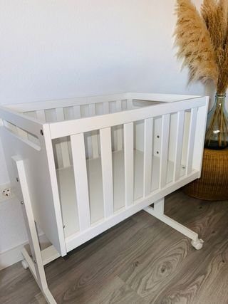 Minicuna blanca con ruedas