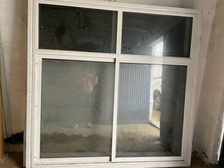 Ventana de cristal con marco blanco