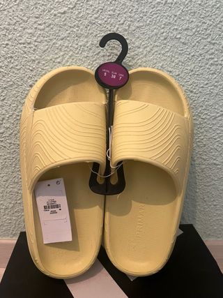 Chanclas amarillas Primark Talla 38