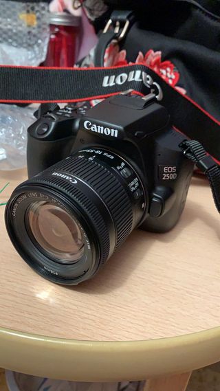 Cámara Canon EOS 250D + Lente EF-S 18-55mm