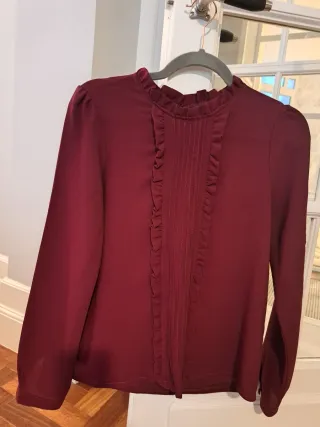 Blusa burdeos con volantes