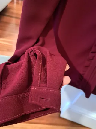 Blusa burdeos con volantes