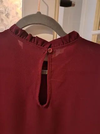 Blusa burdeos con volantes