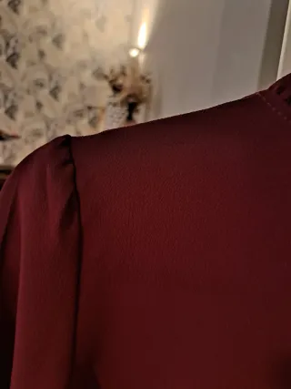 Blusa burdeos con volantes