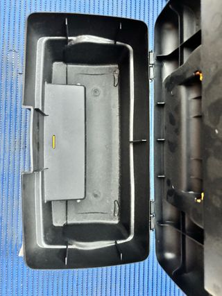 Caja de herramientas negra y amarilla