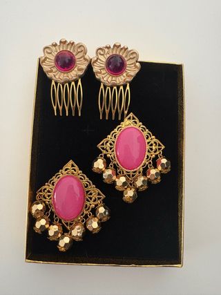 Conjunto Flamenco: Peinetas y Pendientes Dorados