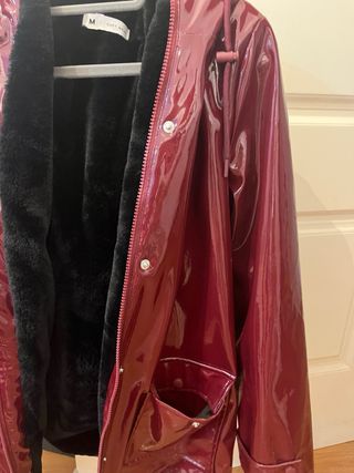 Chaqueta impermeable roja con forro negro