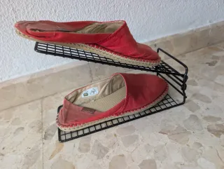 Zapatero Metálico Negro Vienen 5. 1€ cada uno.