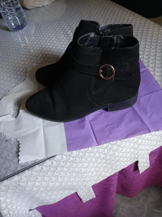 Botines negros con hebilla dorada
