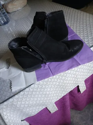 Botines negros con hebilla dorada