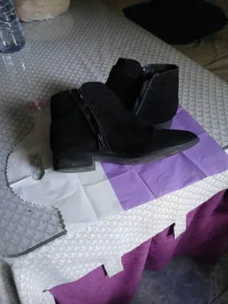 Botines negros con hebilla dorada