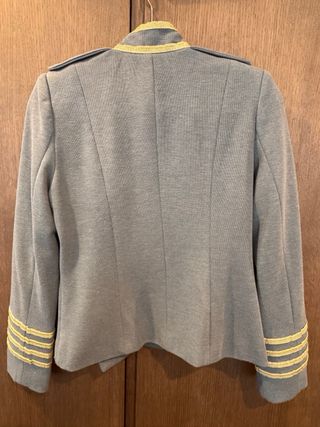 Elegante blazer militar gris con detalles dorados