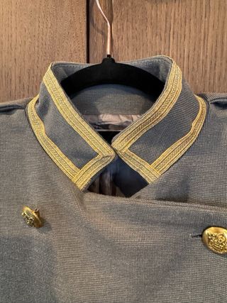 Elegante blazer militar gris con detalles dorados