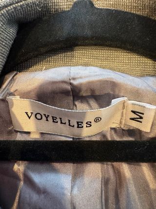 Elegante blazer militar gris con detalles dorados