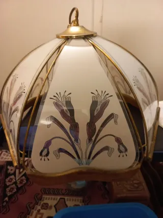 Lampadario vintage con decorazioni floreali