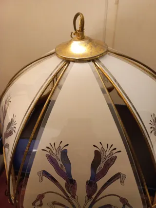 Lampadario vintage con decorazioni floreali
