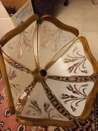 Lampadario vintage con decorazioni floreali