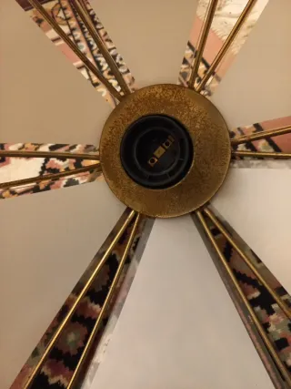 Lampadario vintage con decorazioni floreali