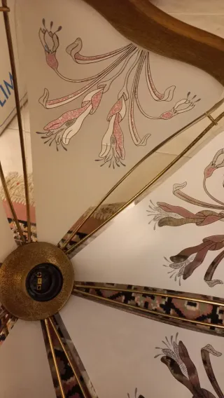 Lampadario vintage con decorazioni floreali