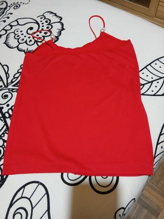 Blusa roja con tirantes y perlas