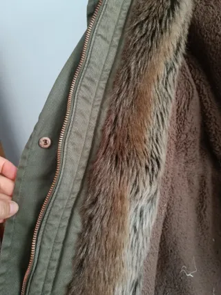 Parka militar con capucha de pelo