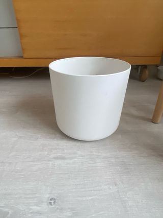 Macetero blanco con soporte de madera