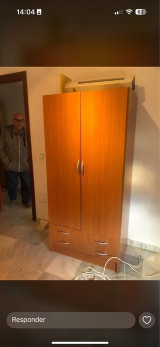 Armario de madera marrón