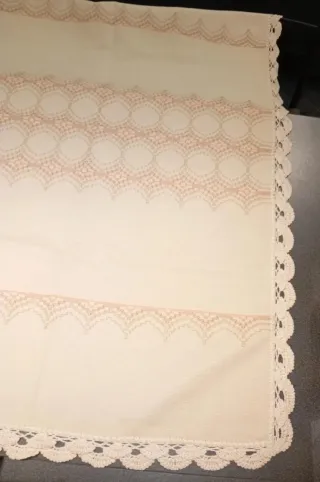 Tovaglia rettangolare ricamata a mano