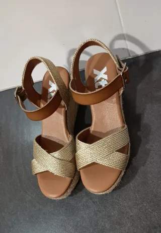 Sandalias cuña doradas Xti