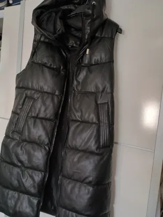 Chaleco acolchado negro con capucha