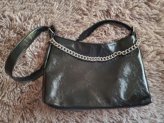 Bolso negro Stradivarius con cadena