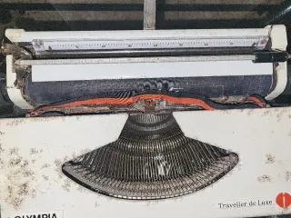 Máquina de escribir OLYMPIA Traveller de Luxe