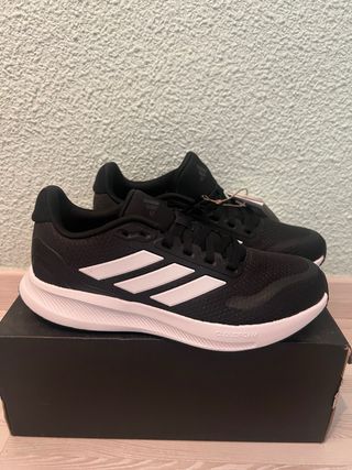 Zapatillas Adidas Negras y Blancas