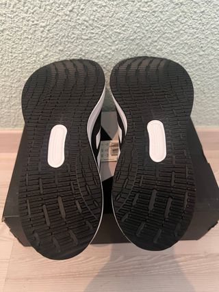 Zapatillas Adidas Negras y Blancas