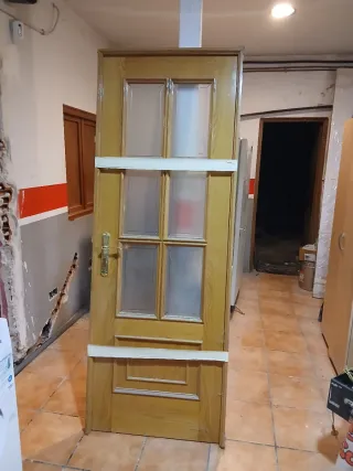 Puerta de madera con cristales