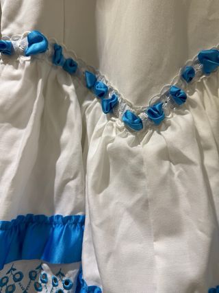 Traje de flamenca blanco y azul