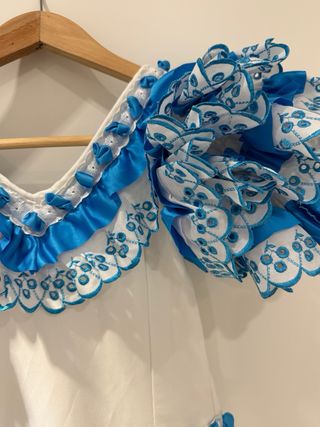 Traje de flamenca blanco y azul