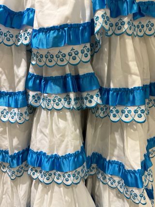 Traje de flamenca blanco y azul