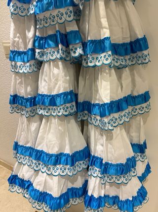 Traje de flamenca blanco y azul