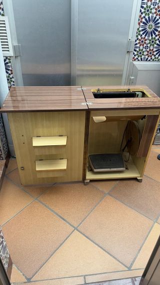 Máquina de coser ALFA con mueble y pedal. Vitange