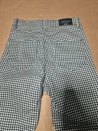 Pantalón cuadros Stradivarius Talla 36