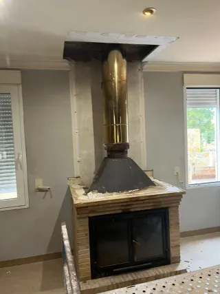 Chimenea metálica con tubos dorados
