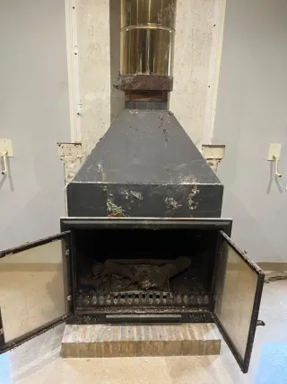 Chimenea metálica con tubos dorados