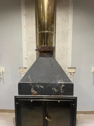 Chimenea metálica con tubos dorados