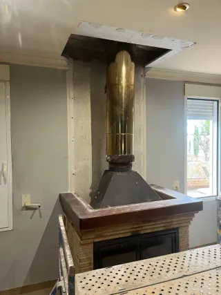 Chimenea metálica con tubos dorados