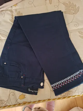 Pantalón mujer azul con bordado