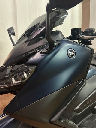 Tapa Lateral izquierdo TMAX 560